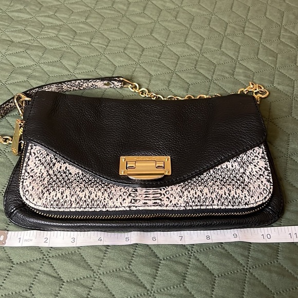 - Kenneth Cole Snake Front Handbag. - Picture 10 of 16